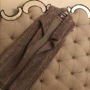 Onetheland Sherpa faux-fur vest